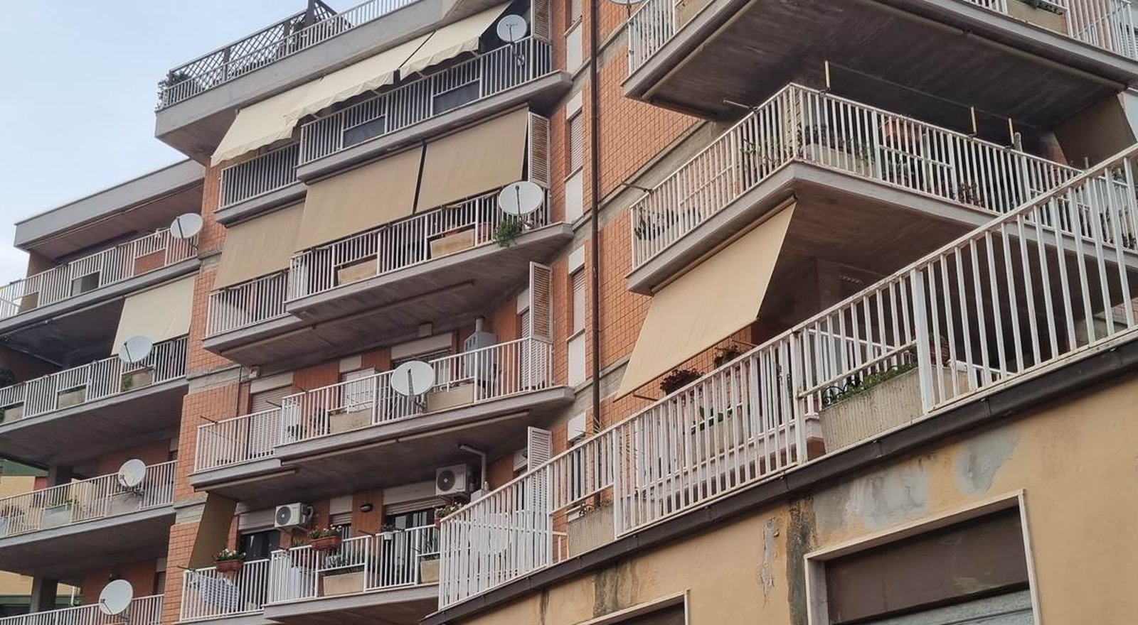 Facciata di un edificio residenziale condominiale